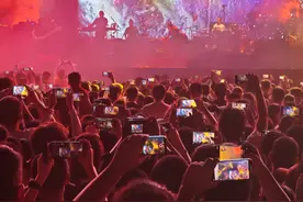 “摇滚音乐演出季”一周年，石家庄草莓音乐节火热举行，4万乐迷感受摇滚之城激情活力图片