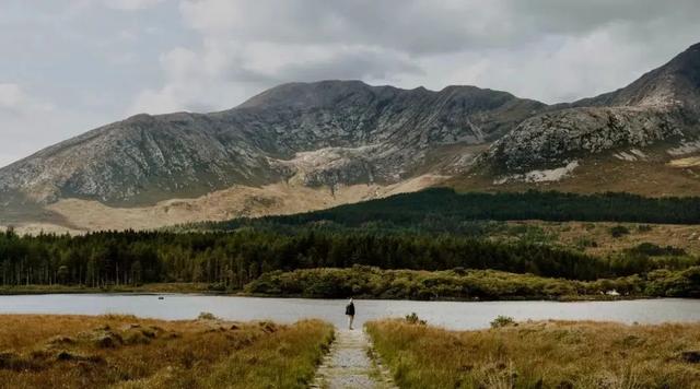 雨伴诗篇降！曼坎・马甘月忌仪式，乌斯内赫山聚追思人