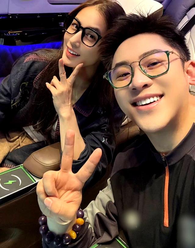 42岁沈佳妮在上海宴请好友，带保温杯学化妆状态年轻松弛感满满