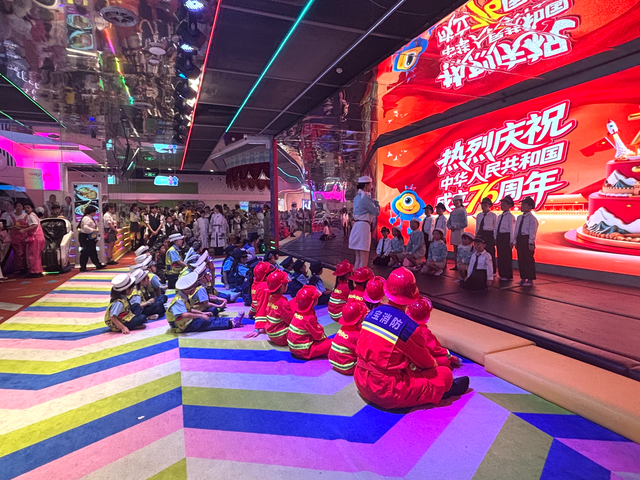 职业体验式“过家家”走红，新式遛娃受家长欢迎