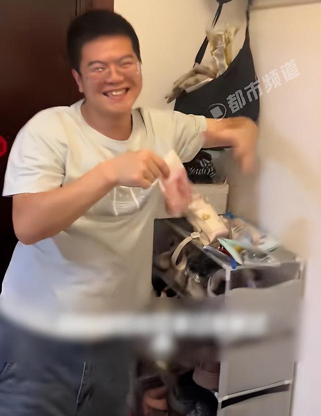 男子喝断片后向妻子展示藏私房钱位置
