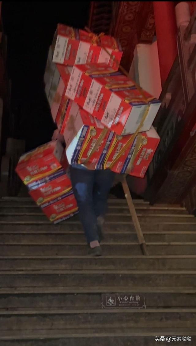 搬一趟只赚几十块，老君山53岁女搬山工背重物11年，有不服输的劲