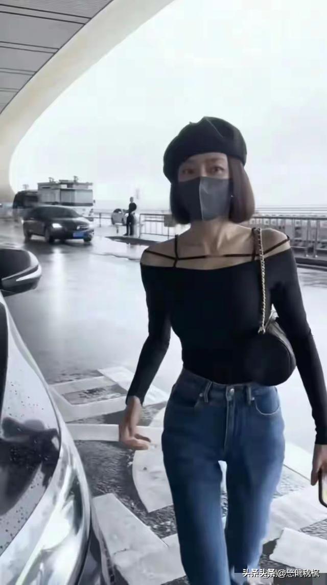 秦岚在机场被偶遇，身材管理绝了，平坦小腹，小蛮腰太好看了