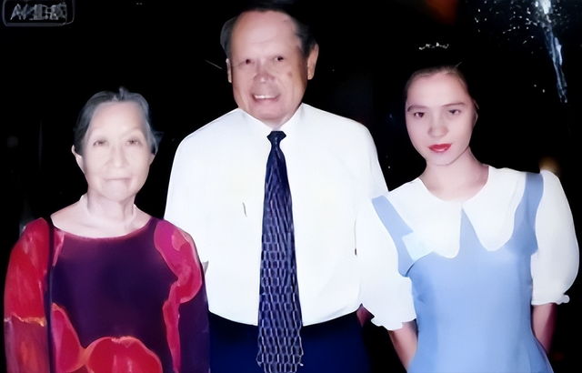 杨振宁去世才2天，令人恶心的一幕出现了，杨振宁助理曾辟谣