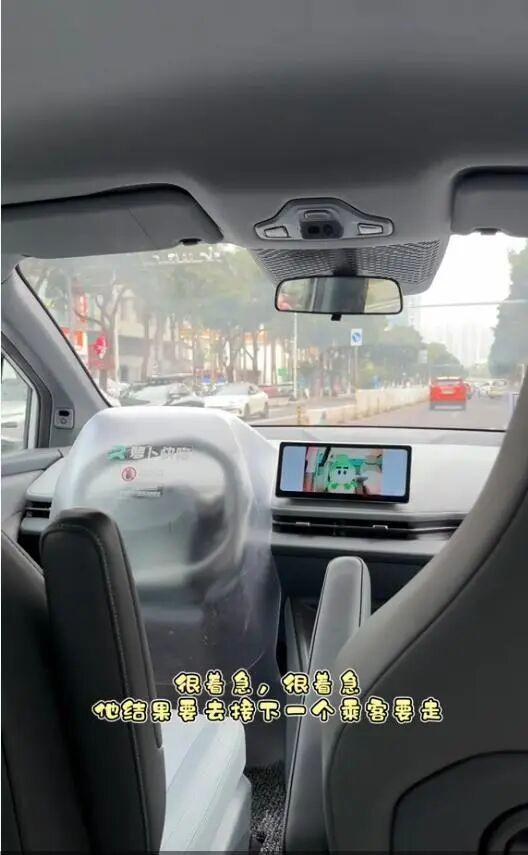 海南一女子乘“萝卜快跑”无人出租车，行李未取出车就驶离；客服：建议下车后先开后备厢，再关车门
