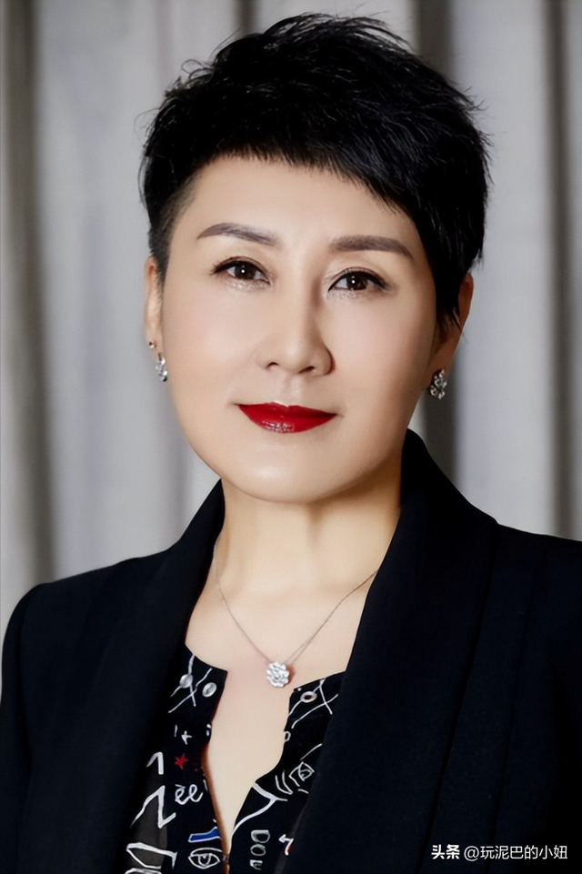 万万没想到，63岁张凯丽因九三阅兵上的一个动作，实现口碑暴增