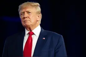 特朗普低下“高贵的头颅”，中国不费吹灰之力，得到两张“降书”图片