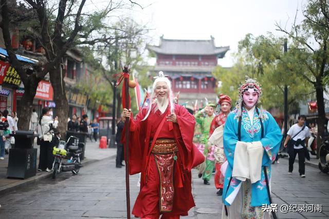 今天，2025“古城有戏”国庆专场起热闹开锣，至10月8日好戏连台