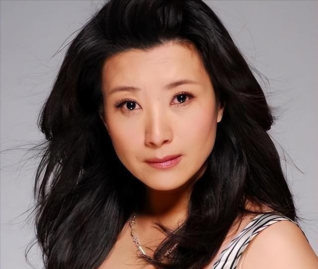 权色交易	、陪睡上位，她压根不沾边	，简直是娱圈的一股“清流”