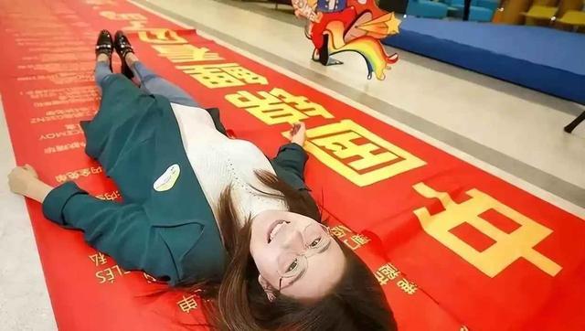 曾被一亿大奖砸中的信小呆，花光积蓄负债20万，现在如何？