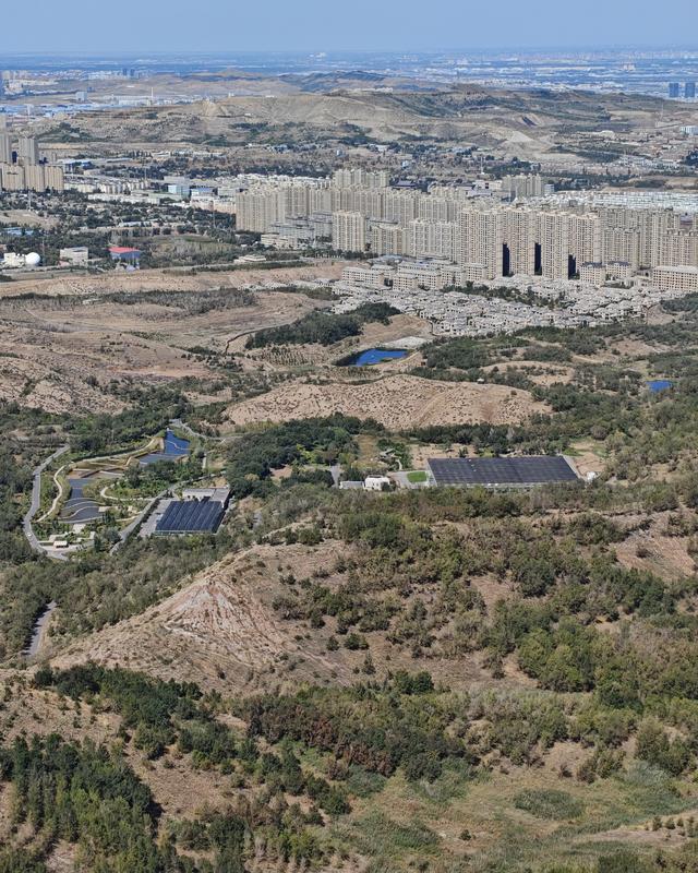 乌市雅山眺望，东面有云满台和天山博峰，北边有小湖，南边是山谷
