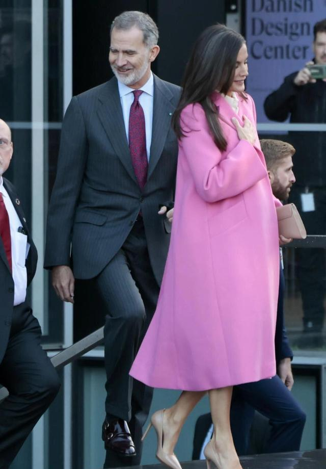 看西班牙王后穿大衣，我悟了：裙过膝，露脚踝，不配牛仔裤才优雅