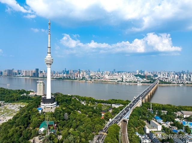 一天13500多人登上黄鹤楼，武汉热吗？