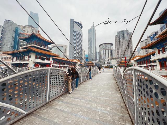 重庆又一“另类”网红地：医院门诊楼成打卡点，游客为啥争相来？
