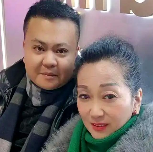 2003年，湖南小伙爱上二婚，还大他24岁的大妈，恋爱21年如今咋样