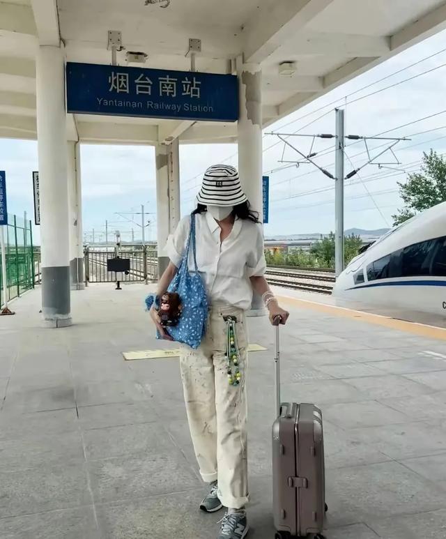 宋佳坐高铁，一身打扮好清凉，裤子太抢镜，差点以为是发霉了