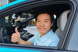 雷军直播试驾，小米 SU7 Pro 震撼登场图片