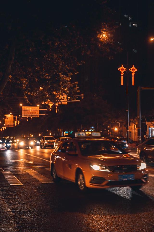 傍晚，长街，在风里的遇见