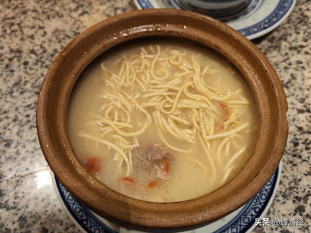 玄武门外，找了家南京大排档，体验金陵城的特色美食