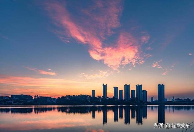 南漳：清晨邂逅便河水库的朝霞倒影