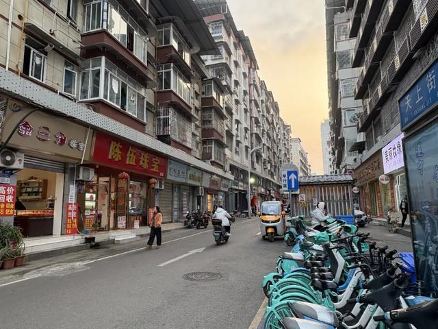 故乡里的中国｜西南小城里的传统金店与风口上的打金师傅 第4张