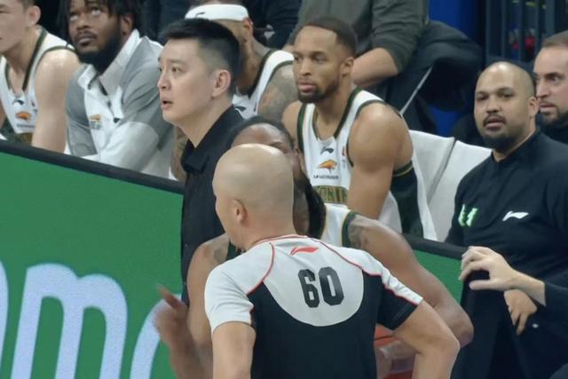 【CBA】杨鸣怼裁判遭驱逐！北京末节提速94-81胜辽宁，陈盈骏26分
