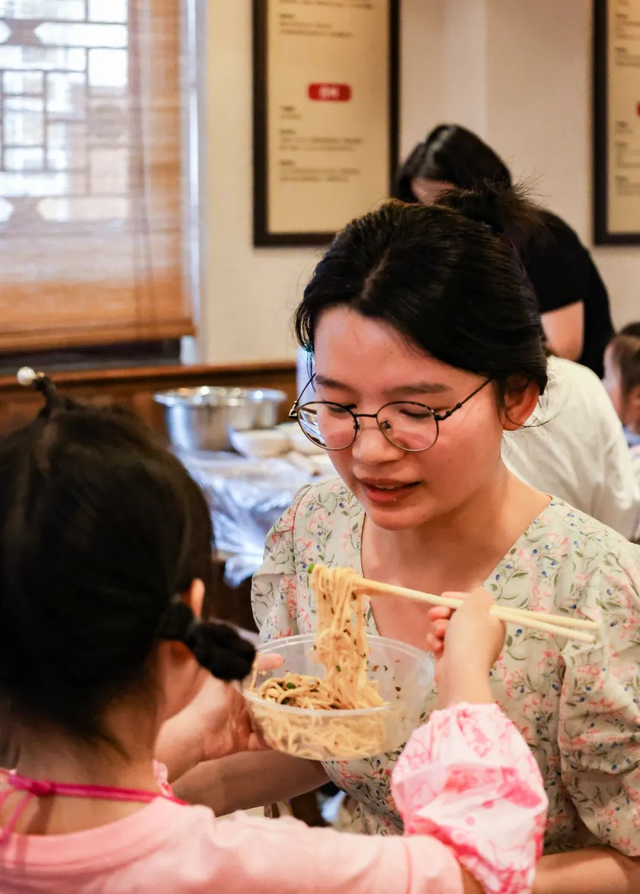 宜宾冠英古街秋假遛娃指南：非遗扎染、燃面研学、江边喂鱼，一站式玩透！