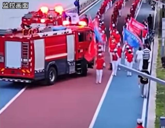消防车被迫给老人徒步团让路，官方回应！坏人变老还是老人变坏？