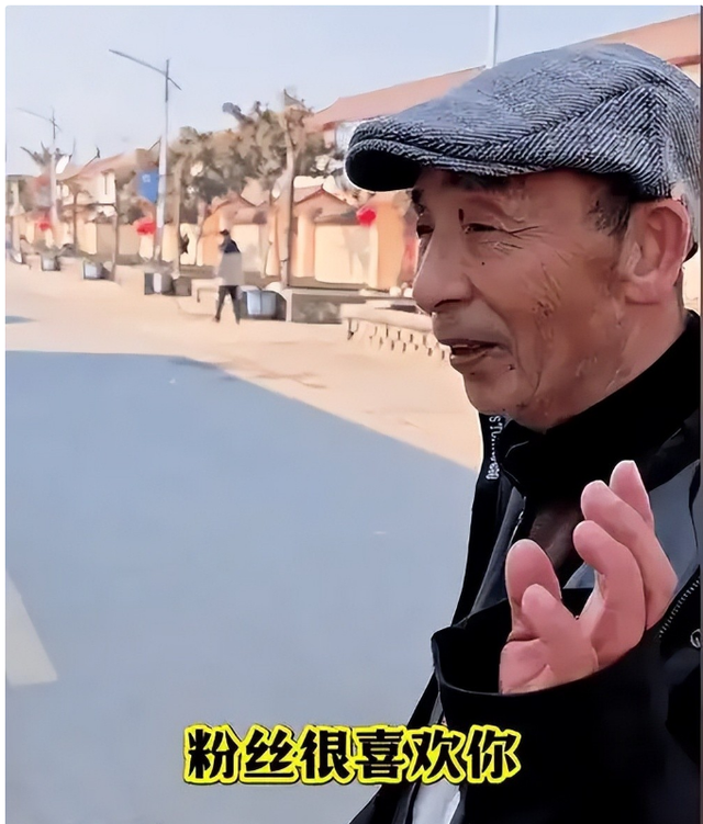 刘强东给老家送年货现场曝光，令人恶心的一幕出现	，当场被人制止