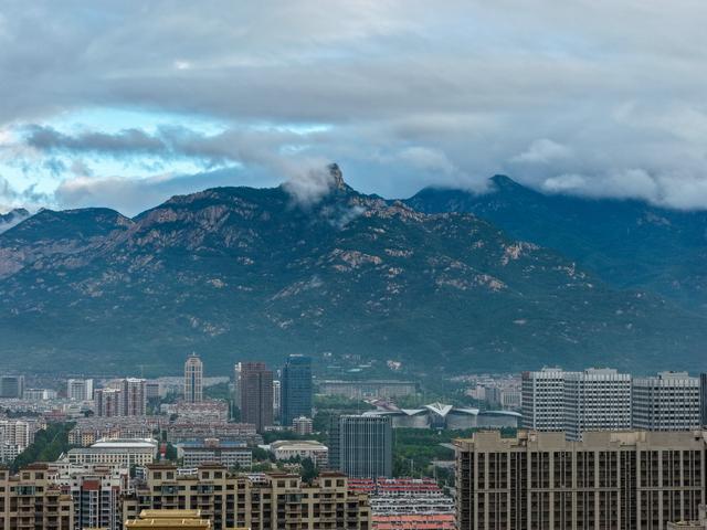 云海漫泰岳，水墨染岱宗