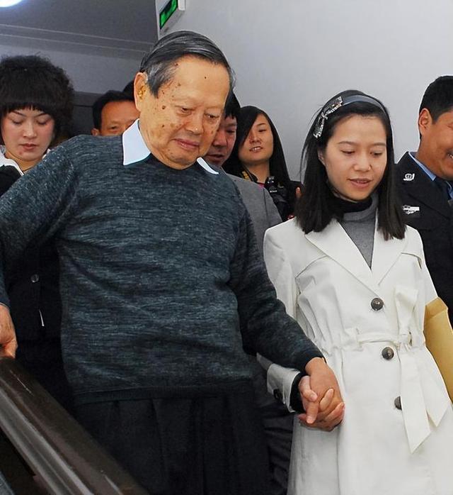 知情人曝杨振宁离世前状况，摔跤或是罪魁祸首，翁帆疑似早有察觉