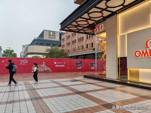 从中国美术馆出来，钻胡同，一路逛到王府井大街