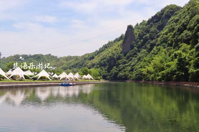 浙江绍兴这个公园依山傍水，两根石笋营造美丽风光，成为休闲胜地