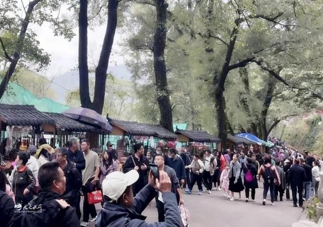 甘肃天水国庆假日第4天持续火热, 麦积山石窟门票早早售罄!