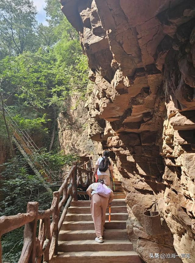 瀑布，山谷，石壁，溪流，台阶，构成了一副绝美的山水避暑图