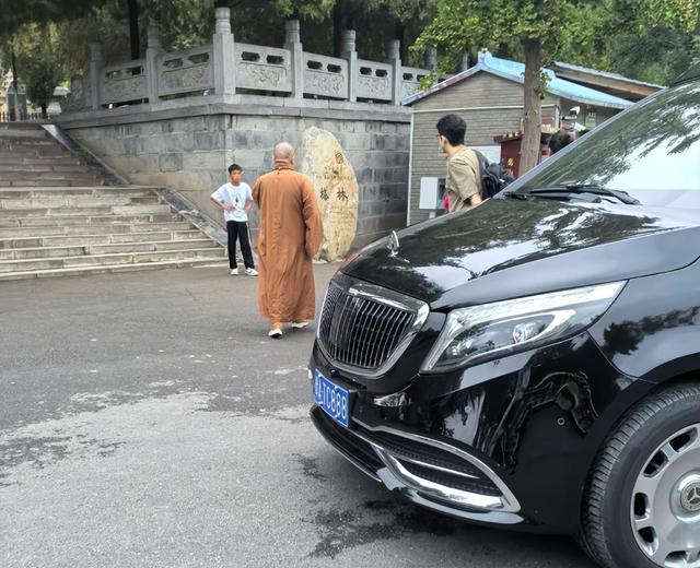 不查不知道一查吓一跳，掌控少林寺38年的释永信，私下到底有多豪