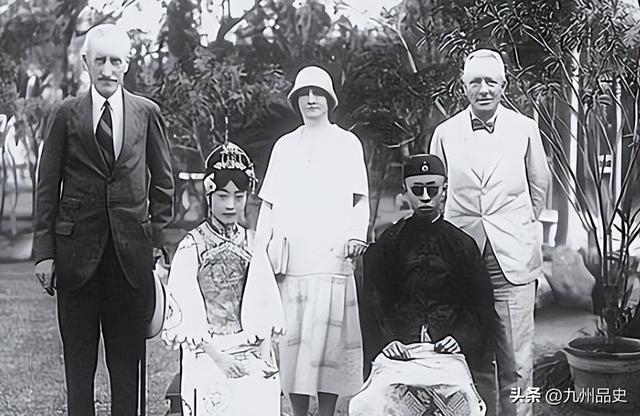 哥哥是皇帝、大伯是光绪、奶奶是慈禧	、他却非常低调地活到2015年
