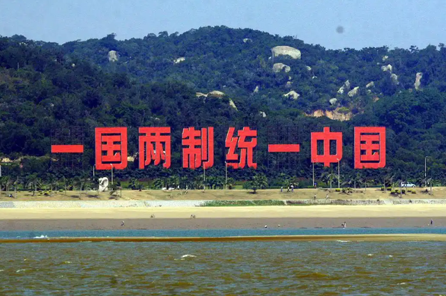 一架专机降落台北，特朗普“弃台”已成定局，两岸统一指日可待