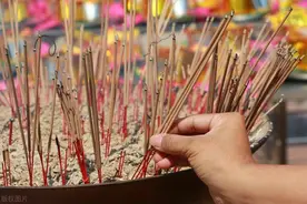烧香时为何只烧三炷？叩拜手势有何讲究？原来背后有大学问图片