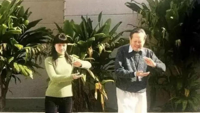 令人反感！杨振宁老先生去世7天后，恶心的一幕在互联网就上演了