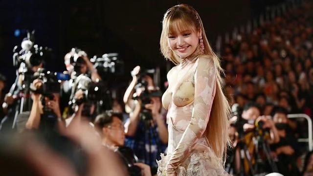 太炸裂了！Lisa身穿“人体彩绘透视花裙”在釜山电影节惊艳登场！