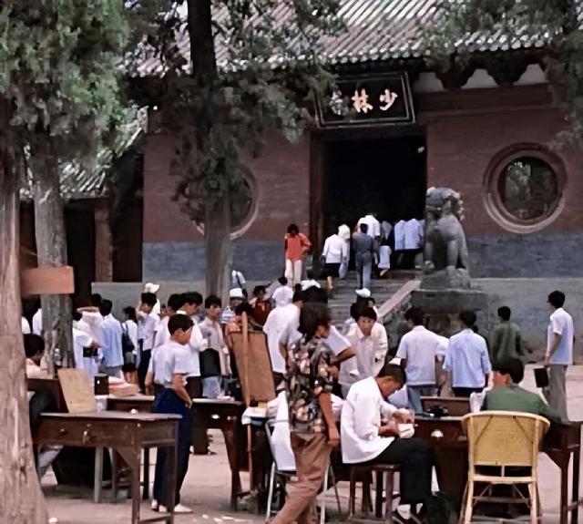 80年代，释永信刚出家时的留影，那时还非常青涩，22岁接管少林寺