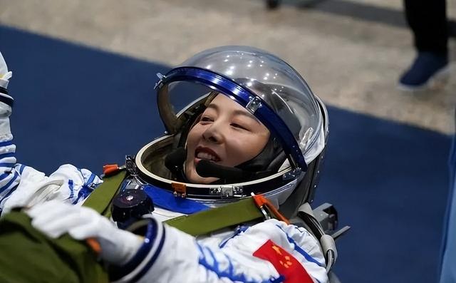 航天英雄王亚平有多重要？国家精兵贴身保护，吃饭都有专供