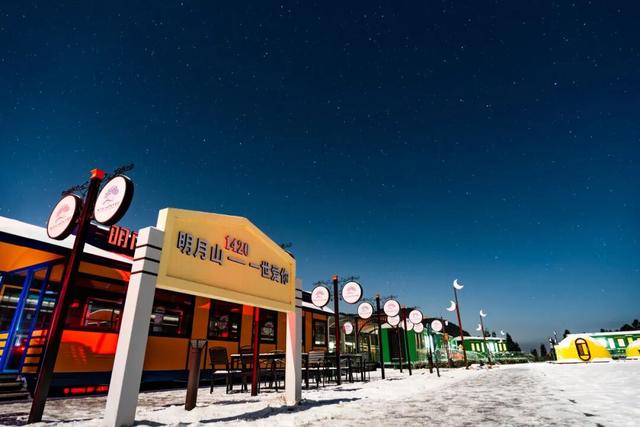 谁懂啊！今日明月山的云海简直在掌心流动！