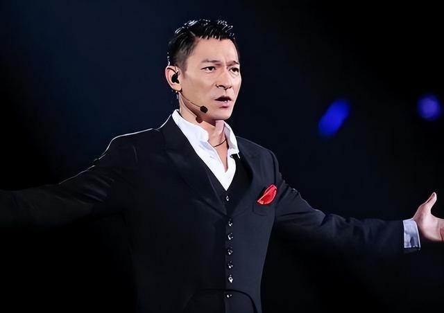 乐坛最大的笑话，一首代表作都没的歌手，却敢当评委自称乐坛的神
