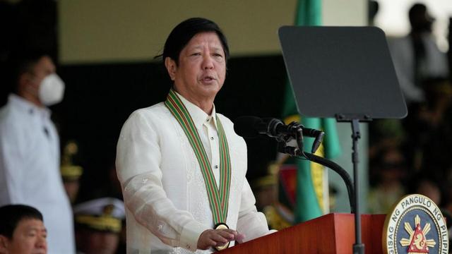 中国大使抵达菲律宾，下飞机后说了2句话，马科斯支持率下跌14%