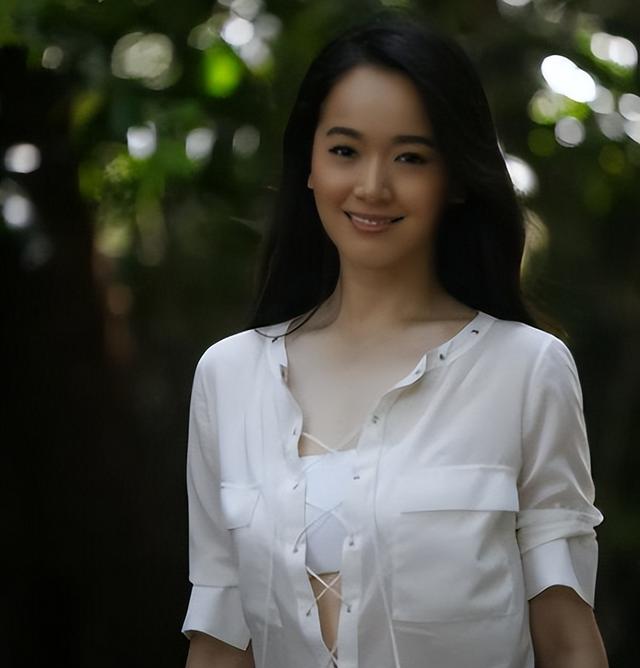 内地第一尤物左小青：戏里宽衣解带令人沉醉，如今48岁依旧迷人