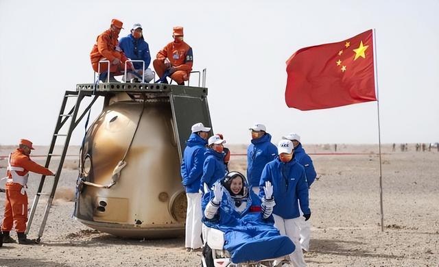 不如印度？为何中国返回舱着陆后一身焦黑，印度返回舱却崭新如初