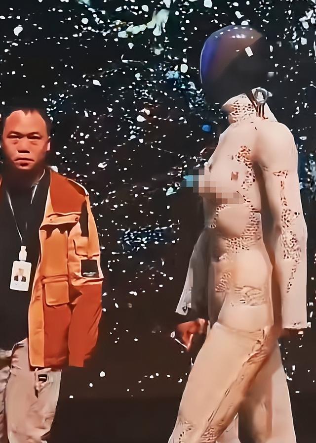 马斯克机器人为何一片叫好，小鹏机器人表现完美，却逼得剪腿自证