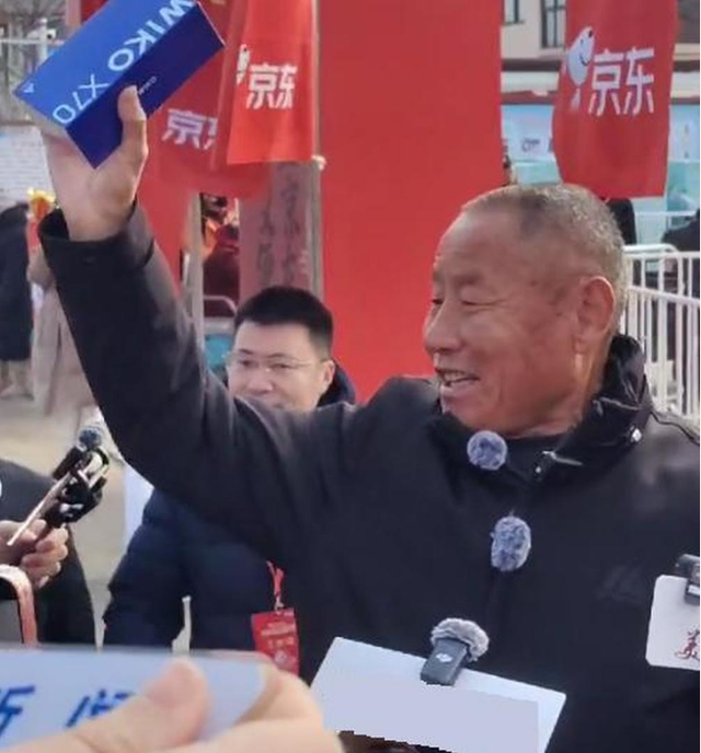 刘强东给老家送年货现场曝光，令人恶心的一幕出现	，当场被人制止